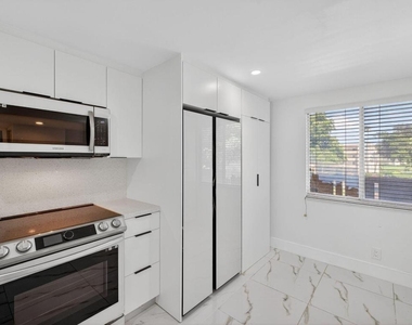 14375 Strathmore Lane - Photo Thumbnail 6