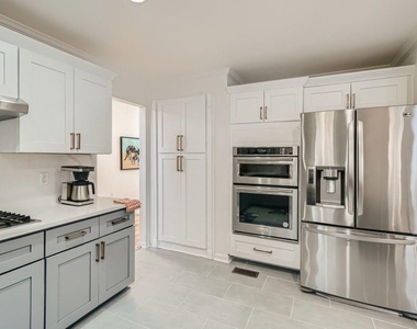 4438 Glengary Drive Ne - Photo Thumbnail 7