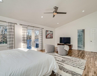 4438 Glengary Drive Ne - Photo Thumbnail 9
