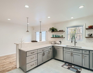 4438 Glengary Drive Ne - Photo Thumbnail 4