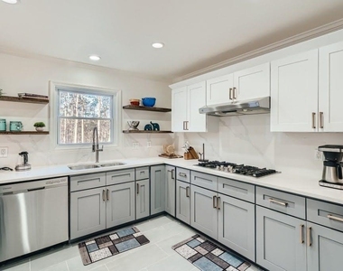4438 Glengary Drive Ne - Photo Thumbnail 5