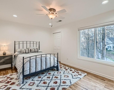 4438 Glengary Drive Ne - Photo Thumbnail 13