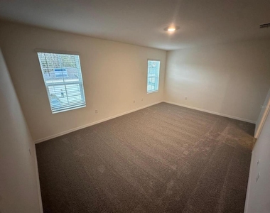 687 Park Place Boulevard - Photo Thumbnail 8