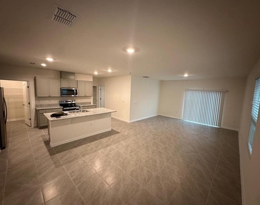 687 Park Place Boulevard - Photo Thumbnail 4