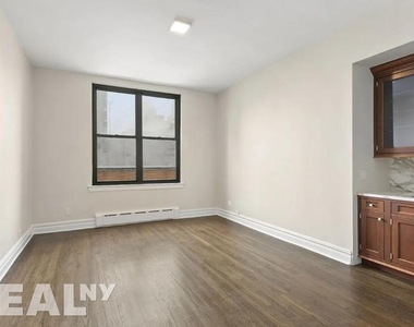 E 68th St - Photo Thumbnail 3