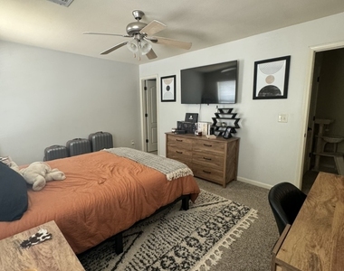 451 N Columbia Street - Photo Thumbnail 4