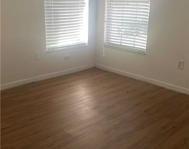 1005 Andalusia Boulevard - Photo Thumbnail 6