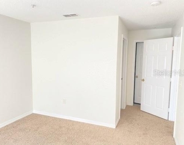18001 Richmond Place Drive - Photo Thumbnail 6