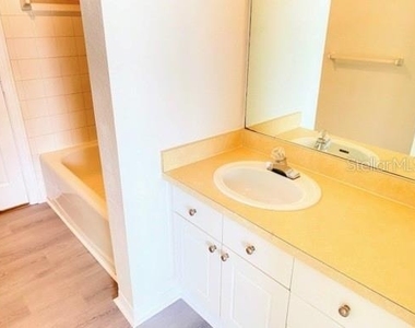 18001 Richmond Place Drive - Photo Thumbnail 15