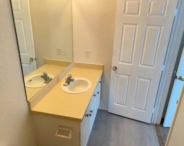 18001 Richmond Place Drive - Photo Thumbnail 9