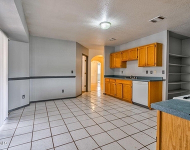 12521 Angie Bombach Avenue - Photo Thumbnail 8