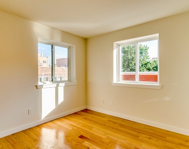 28-22 Astoria Boulevard - Photo Thumbnail 4