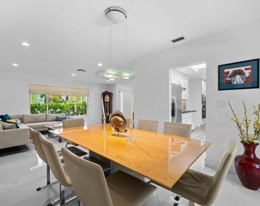 326 Seven Isles Drive - Photo Thumbnail 6