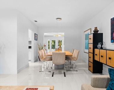 326 Seven Isles Drive - Photo Thumbnail 5