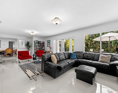 326 Seven Isles Drive - Photo Thumbnail 7