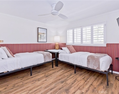 1057 E Marshall Way - Photo Thumbnail 23