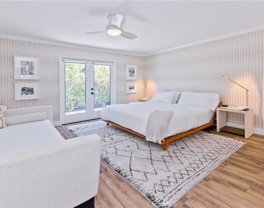 1057 E Marshall Way - Photo Thumbnail 7