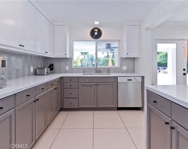 1057 E Marshall Way - Photo Thumbnail 45