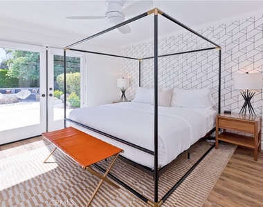 1057 E Marshall Way - Photo Thumbnail 8