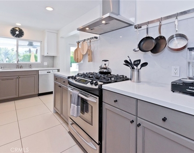 1057 E Marshall Way - Photo Thumbnail 13