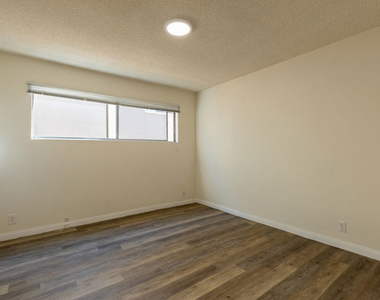 1538 Stanford Street - Photo Thumbnail 3