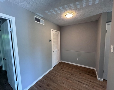 309 E Dean Ave - Photo Thumbnail 5