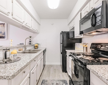 8162 Richmond Avenue - Photo Thumbnail 9