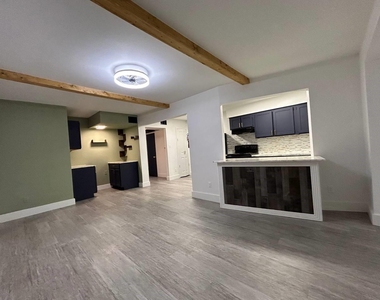 1010 S Wayside Drive - Photo Thumbnail 3