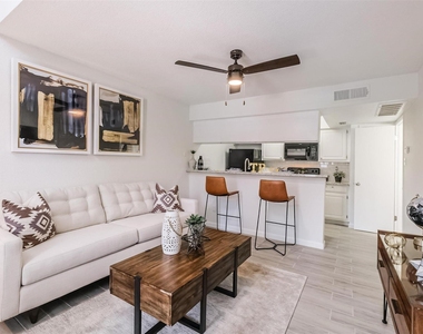8162 Richmond Avenue - Photo Thumbnail 4
