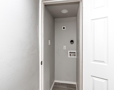 9711 Linkmeadow Lane - Photo Thumbnail 17