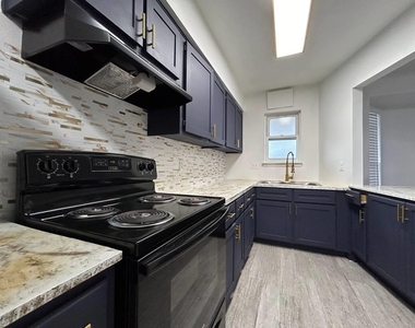 1010 S Wayside Drive - Photo Thumbnail 7
