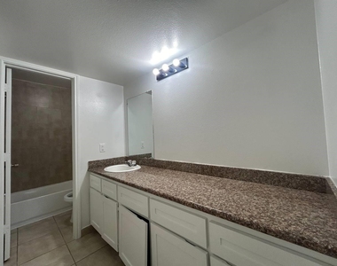 1010 S Wayside Drive - Photo Thumbnail 26