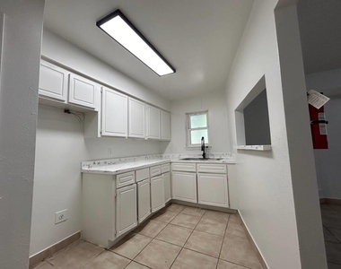 1010 S Wayside Drive - Photo Thumbnail 37