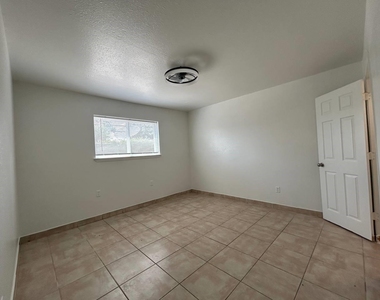 1010 S Wayside Drive - Photo Thumbnail 46