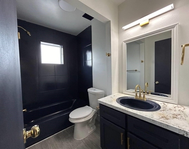 1010 S Wayside Drive - Photo Thumbnail 9
