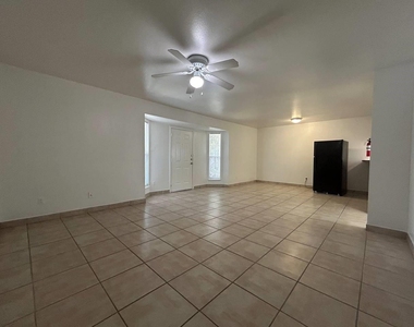 1010 S Wayside Drive - Photo Thumbnail 23