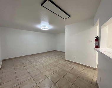 1010 S Wayside Drive - Photo Thumbnail 40