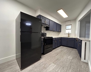 1010 S Wayside Drive - Photo Thumbnail 6