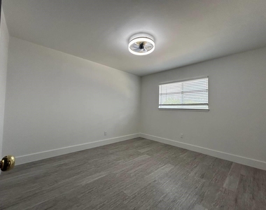 1010 S Wayside Drive - Photo Thumbnail 18
