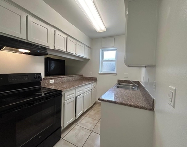 1010 S Wayside Drive - Photo Thumbnail 25