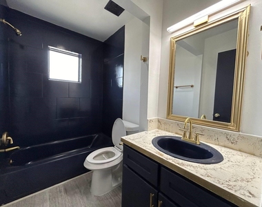 1010 S Wayside Drive - Photo Thumbnail 17