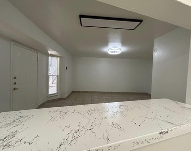 1010 S Wayside Drive - Photo Thumbnail 39