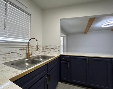 1010 S Wayside Drive - Photo Thumbnail 1