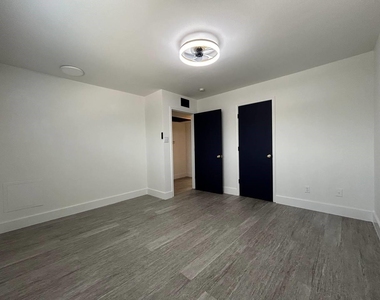 1010 S Wayside Drive - Photo Thumbnail 19