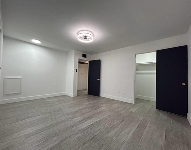 1010 S Wayside Drive - Photo Thumbnail 12