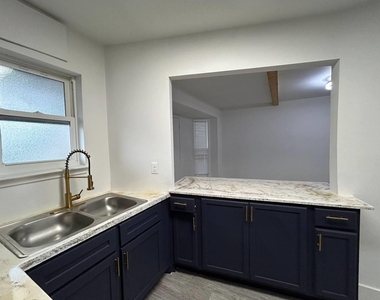 1010 S Wayside Drive - Photo Thumbnail 8