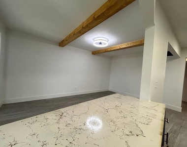1010 S Wayside Drive - Photo Thumbnail 16