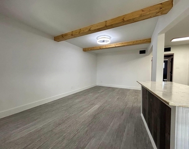 1010 S Wayside Drive - Photo Thumbnail 13