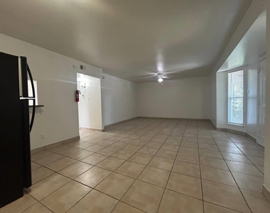 1010 S Wayside Drive - Photo Thumbnail 22