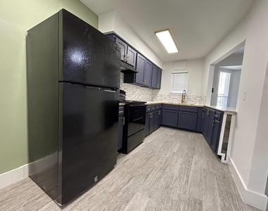 1010 S Wayside Drive - Photo Thumbnail 15